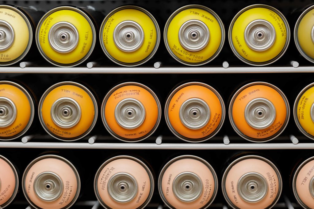 Ankara’da Mir Boya mağazasında raflara dizilmiş farklı renklerde sprey boya kutuları, oto boya sprey dolumu ve özel renk seçenekleri ile hizmetinizde.